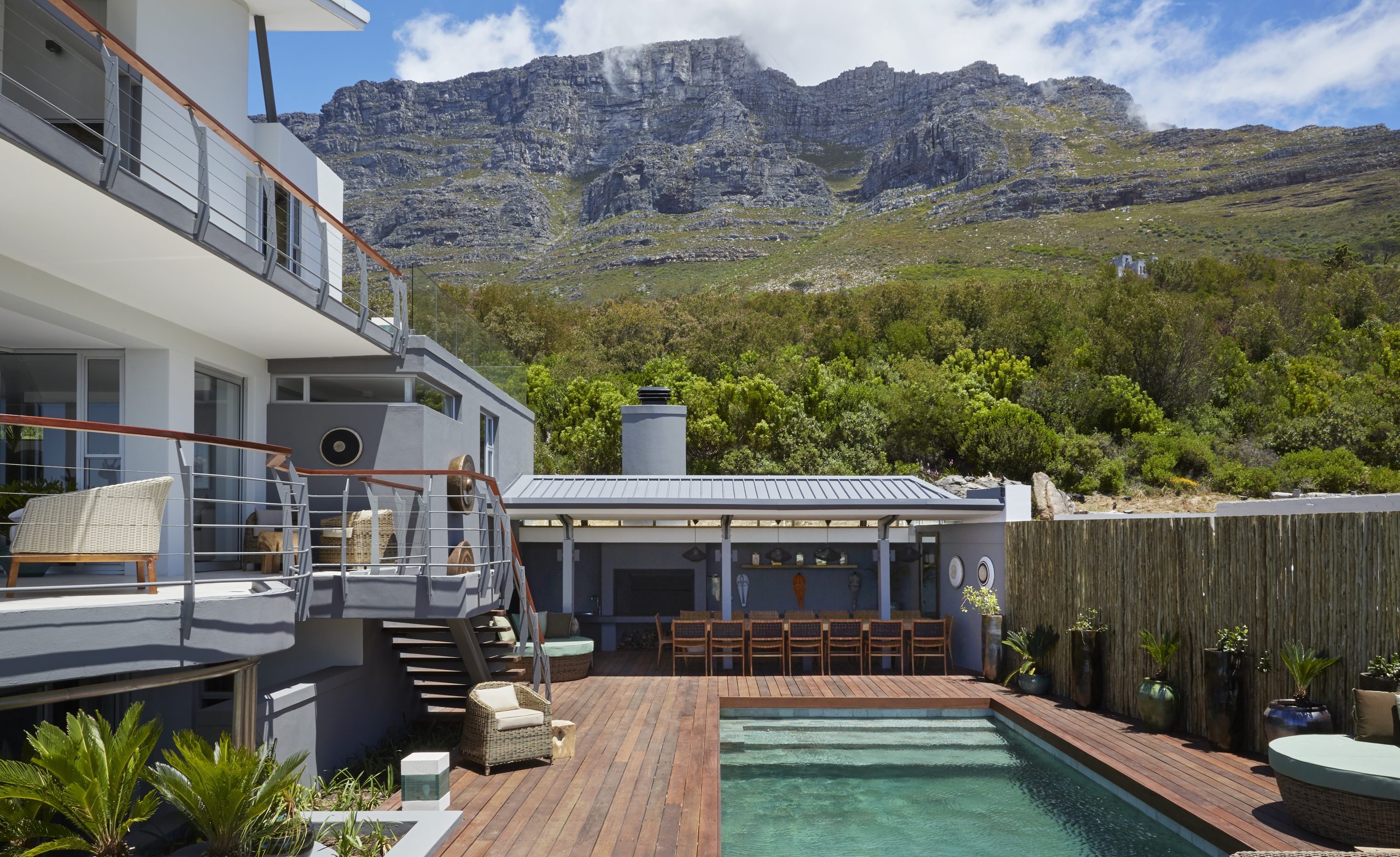 RESIDENCE WITH TABLE MOUNTAIN