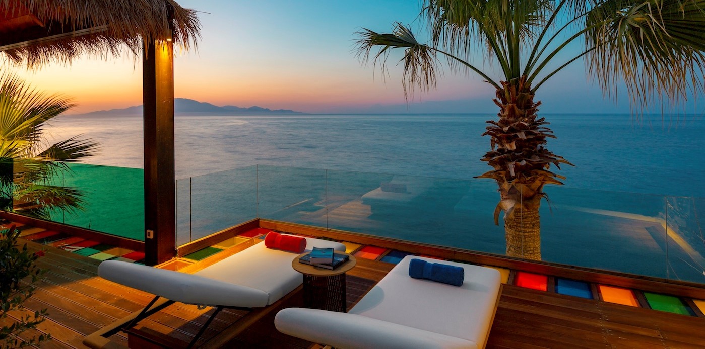 Presidential-Luxury-Villa-in-Greece_1400pixels